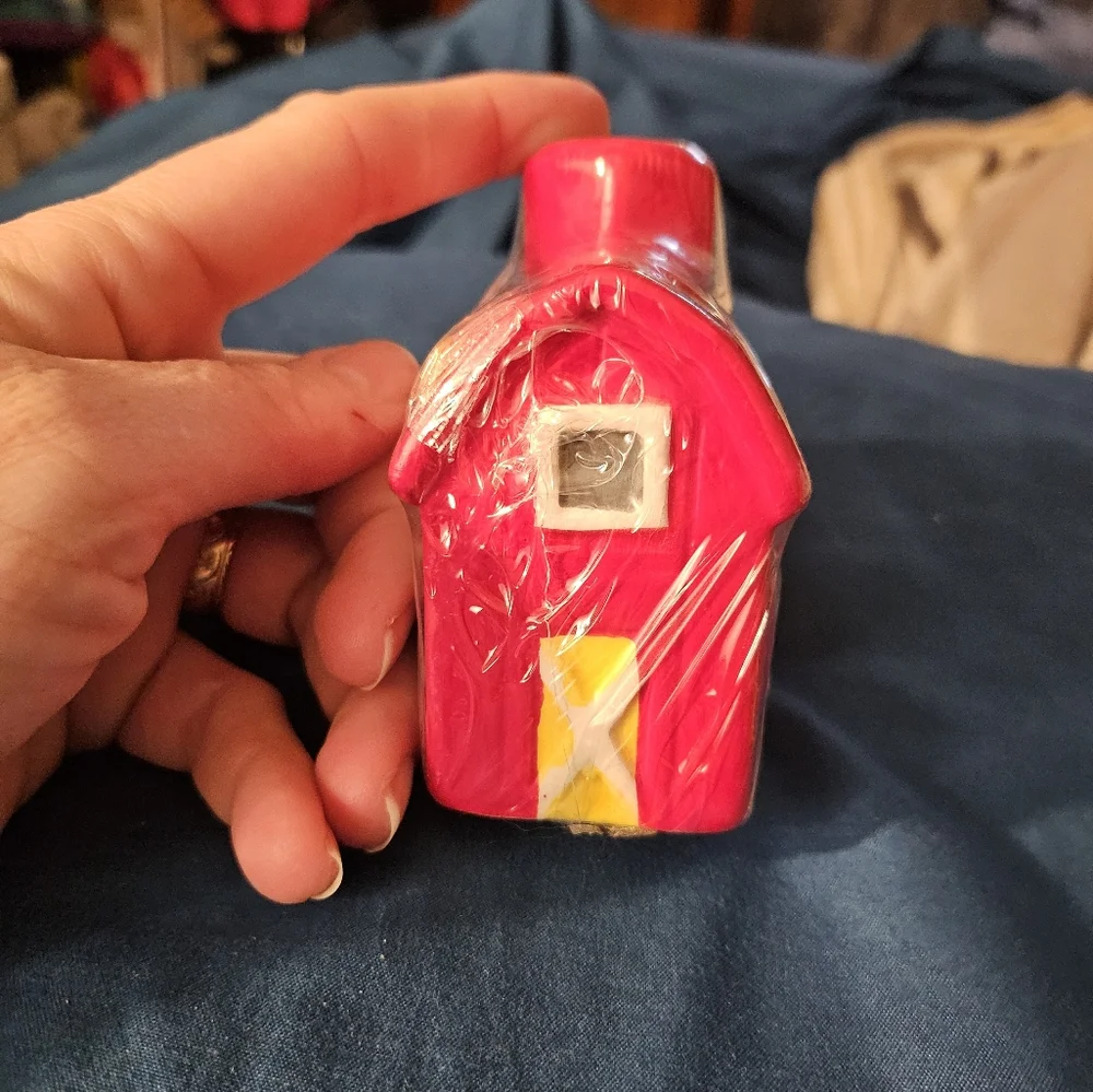 NEW Toothpick Holder Red Barn Ceramic‎
